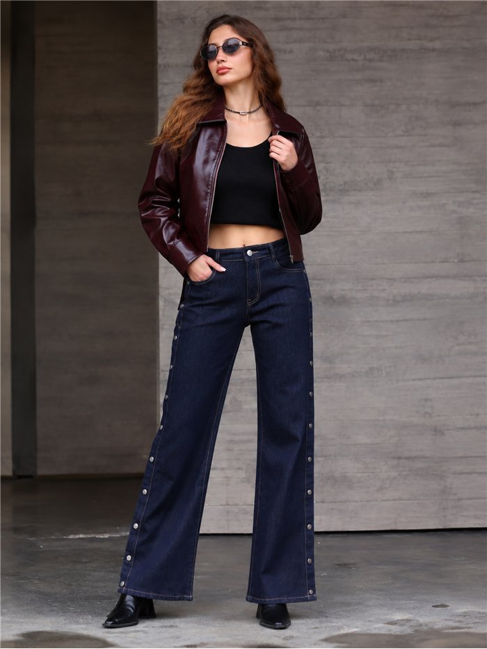 Weit geschnittene Jeans mit seitlichen Knöpfen