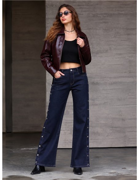 Weit geschnittene Jeans mit seitlichen Knöpfen