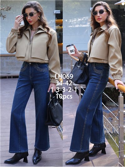 calça jeans de perna larga com tachas 2