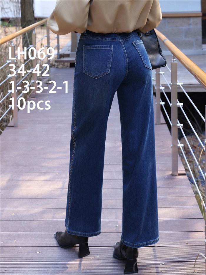 Weit geschnittene Jeans mit Nieten