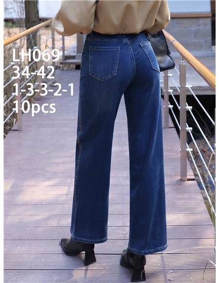 Weit geschnittene Jeans mit Nieten
