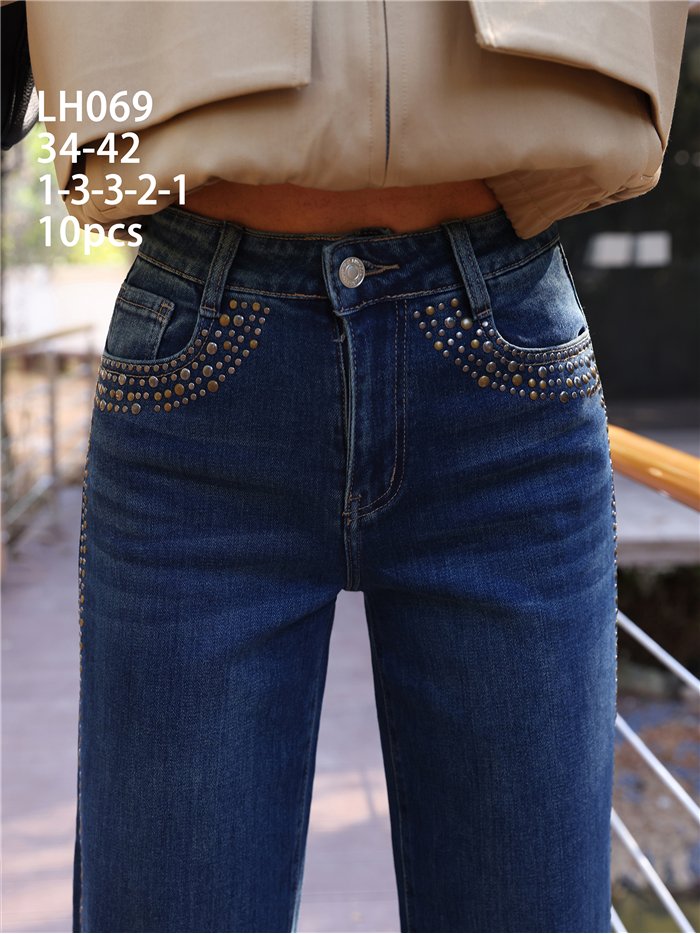 Weit geschnittene Jeans mit Nieten