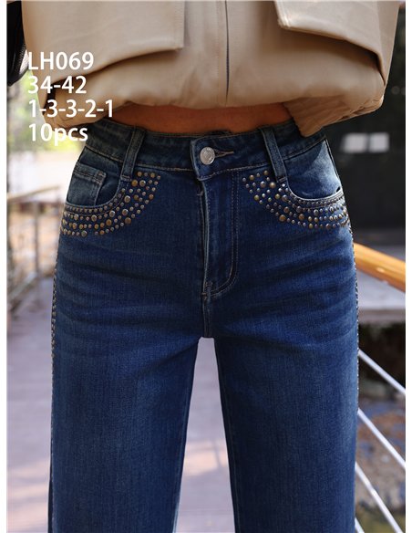 Weit geschnittene Jeans mit Nieten