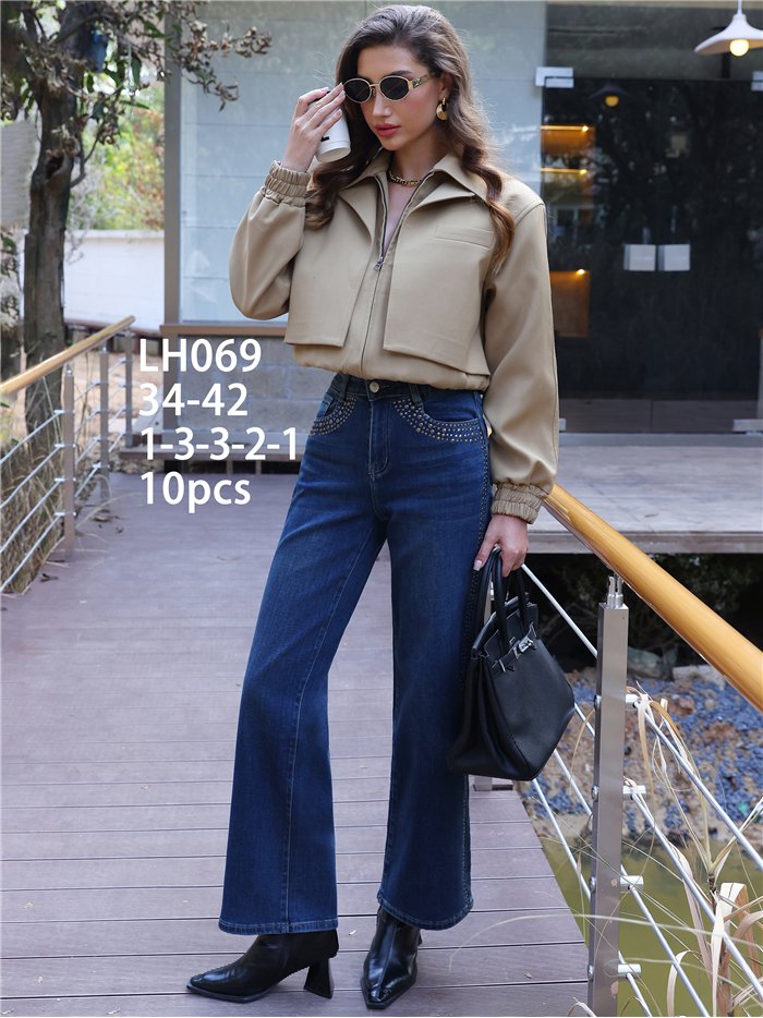 Weit geschnittene Jeans mit Nieten