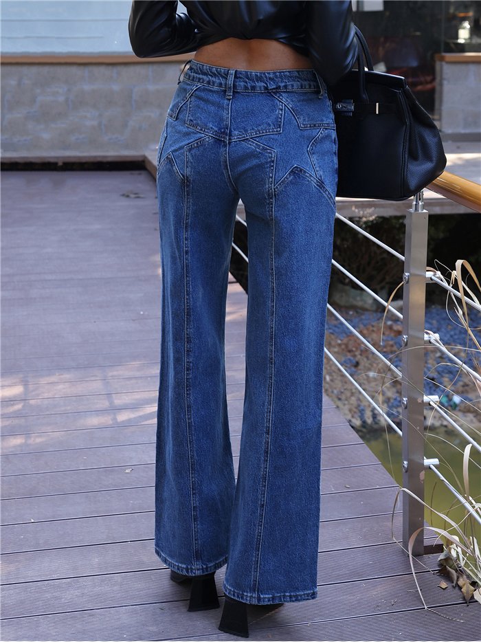 Weit geschnittene Jeans mit sternförmigen Taschen