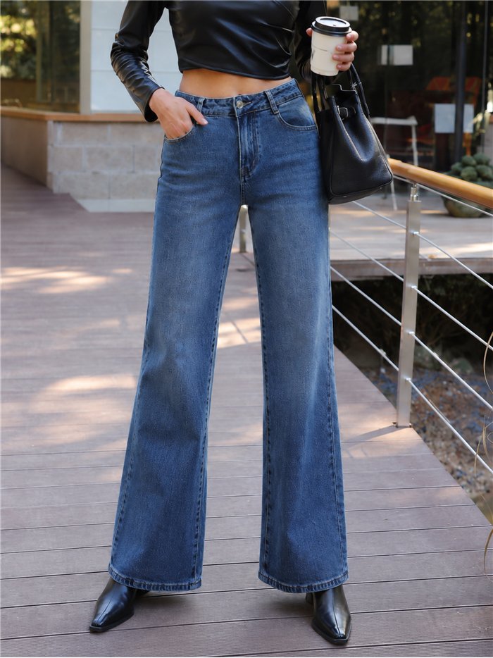 Weit geschnittene Jeans mit sternförmigen Taschen
