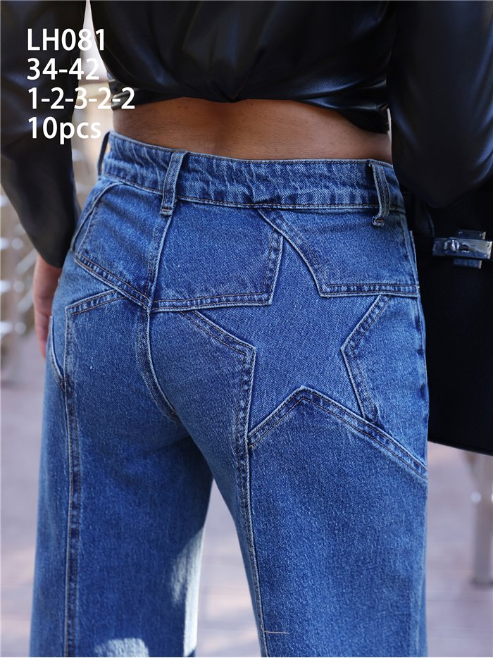Weit geschnittene Jeans mit sternförmigen Taschen