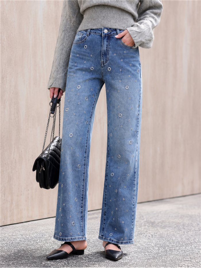 Jeans wide leg ojales decorativos