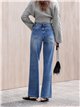 Jeans wide leg ojales decorativos