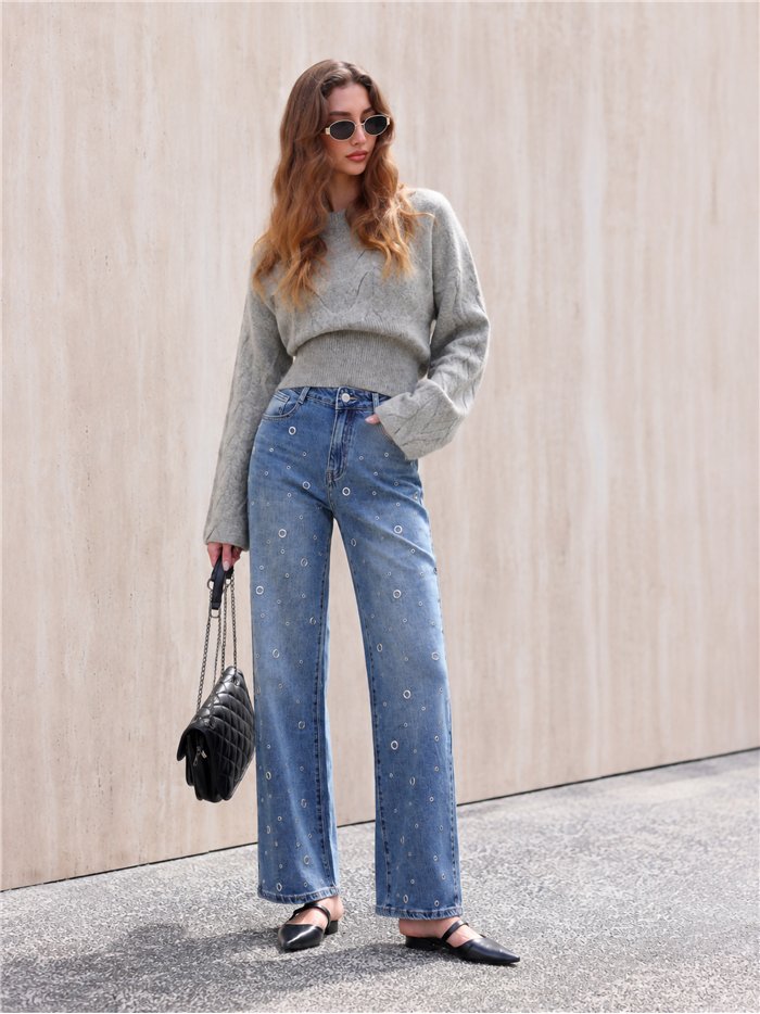 Jeans wide leg ojales decorativos