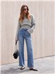 Jeans wide leg ojales decorativos