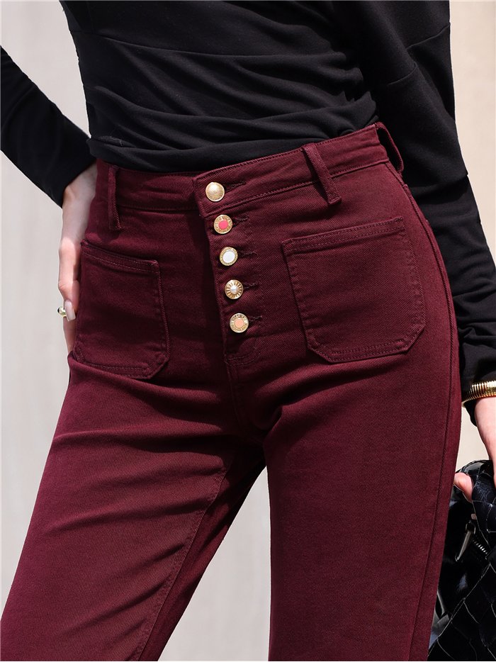 Jeans wide leg burdeos bolsillos parche y botones multicolor