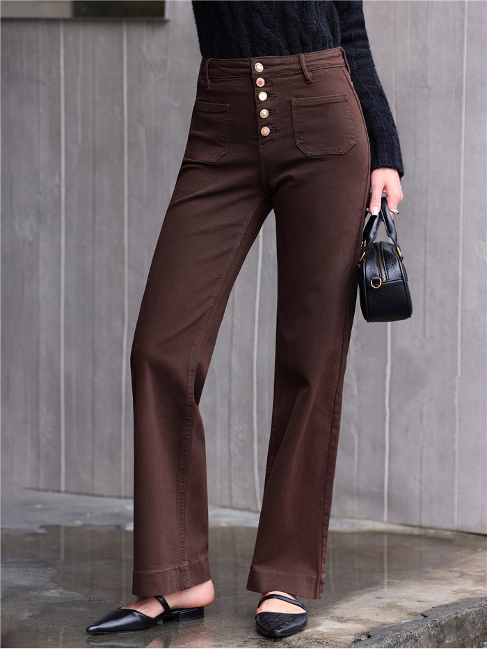 Calça jeans marrom de pernas largas com bolsos aplicados e botões multicoloridos.