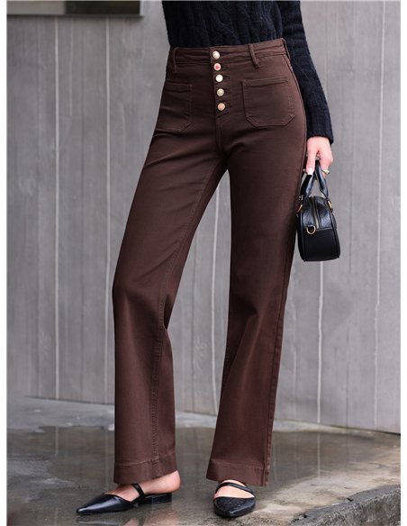 Calça jeans marrom de pernas largas com bolsos aplicados e botões multicoloridos.