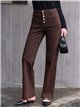 Calça jeans marrom de pernas largas com bolsos aplicados e botões multicoloridos.