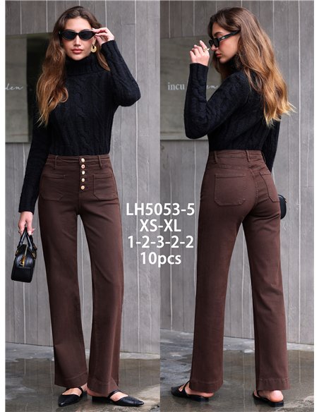 Calça jeans marrom de pernas largas com bolsos aplicados e botões multicoloridos.
