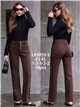 Calça jeans marrom de pernas largas com bolsos aplicados e botões multicoloridos.