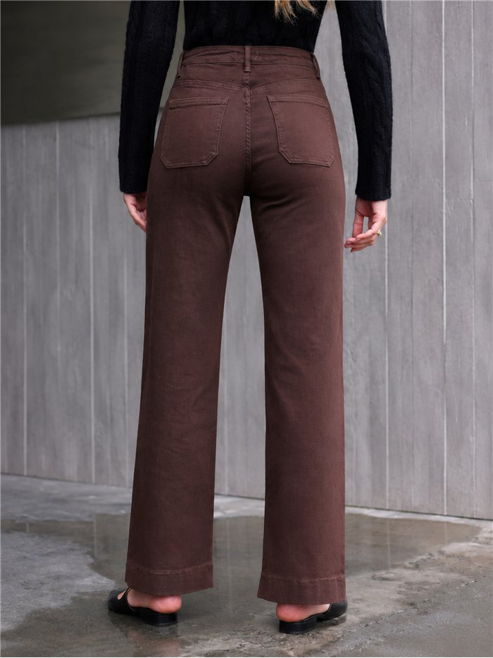 Calça jeans marrom de pernas largas com bolsos aplicados e botões multicoloridos.
