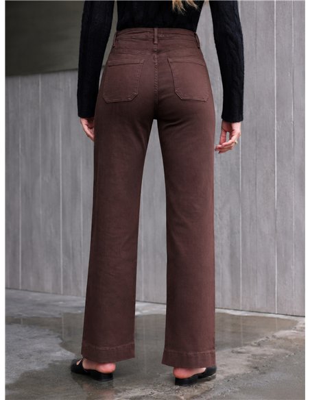 Calça jeans marrom de pernas largas com bolsos aplicados e botões multicoloridos.