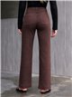 Calça jeans marrom de pernas largas com bolsos aplicados e botões multicoloridos.