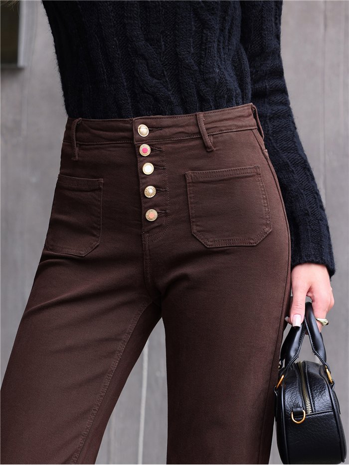 Calça jeans marrom de pernas largas com bolsos aplicados e botões multicoloridos.