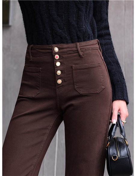 Calça jeans marrom de pernas largas com bolsos aplicados e botões multicoloridos.
