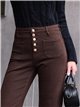 Calça jeans marrom de pernas largas com bolsos aplicados e botões multicoloridos.
