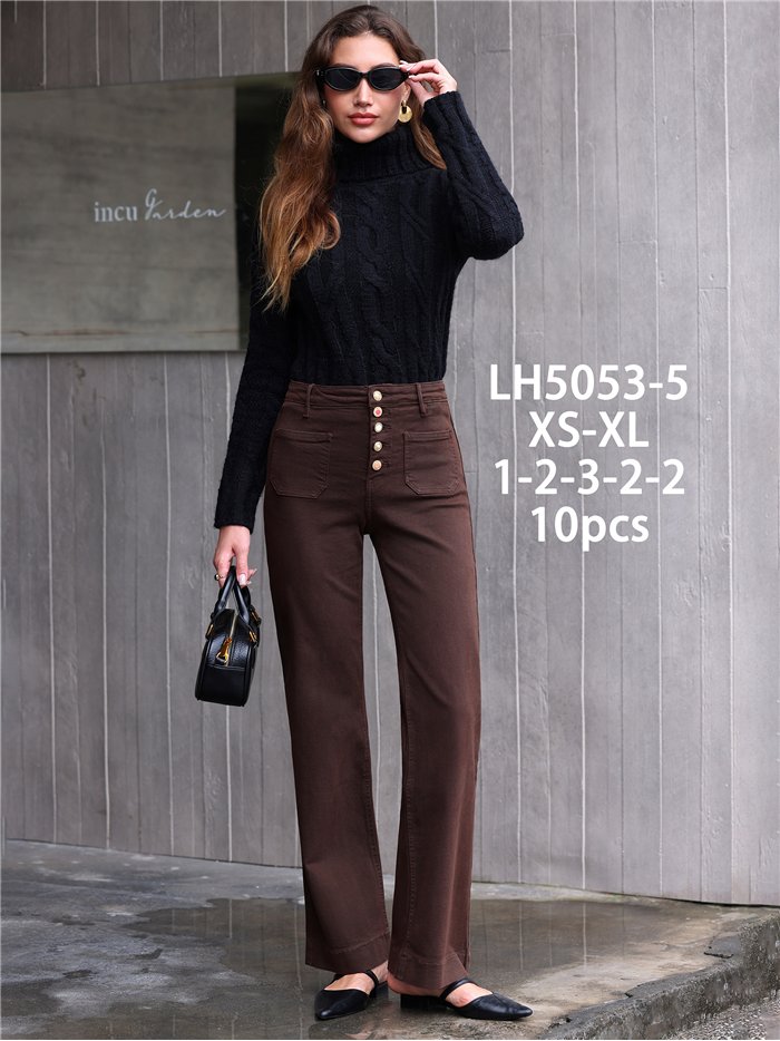 Calça jeans marrom de pernas largas com bolsos aplicados e botões multicoloridos.