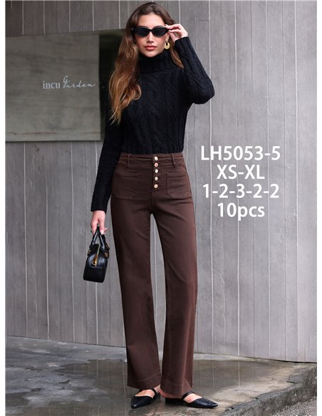 Calça jeans marrom de pernas largas com bolsos aplicados e botões multicoloridos.
