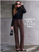 Calça jeans marrom de pernas largas com bolsos aplicados e botões multicoloridos.