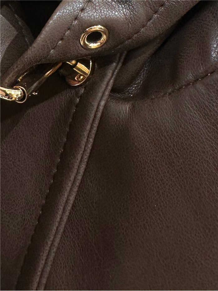 Jaqueta curta de couro sintético com bolsos