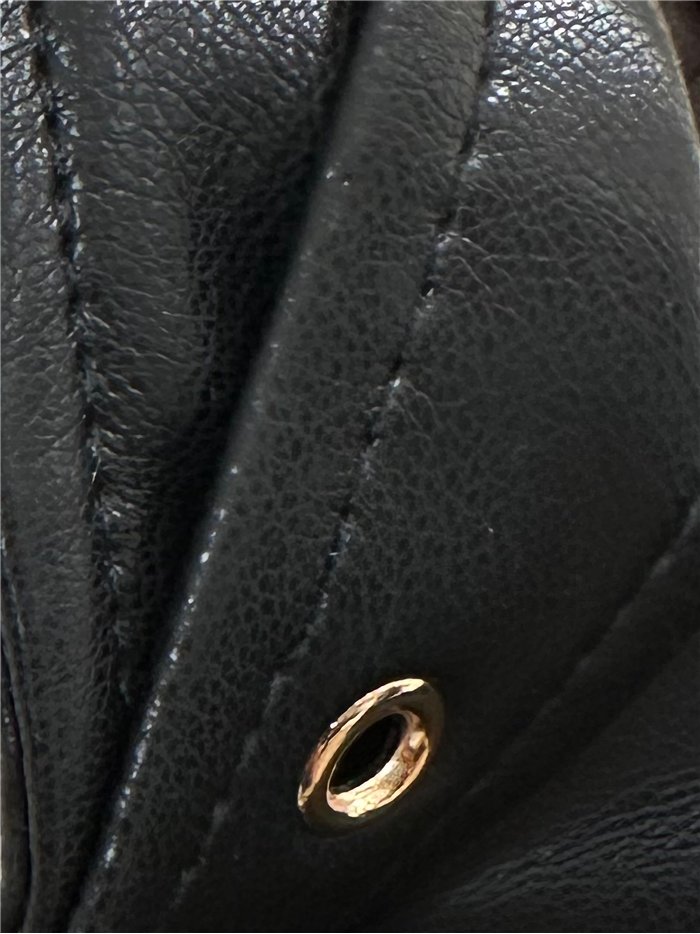 Jaqueta curta de couro sintético com bolsos