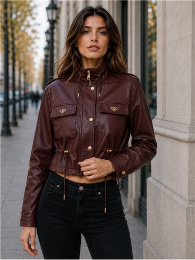 Chaqueta corta efecto piel bolsillos