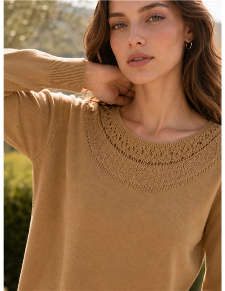 Strickpullover mit durchbrochenem Halsausschnitt