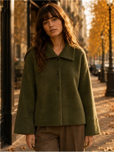 Chaqueta corta efecto pelo botones