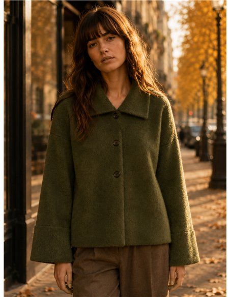 Chaqueta corta efecto pelo botones
