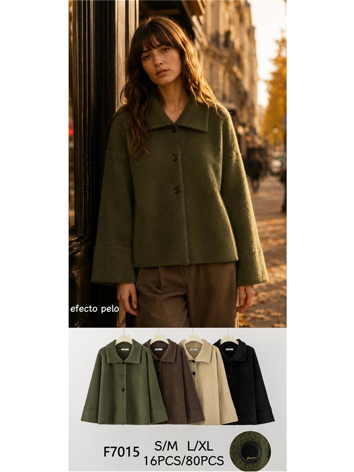 Chaqueta corta efecto pelo botones