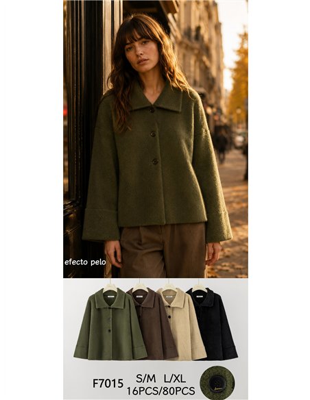 Chaqueta corta efecto pelo botones