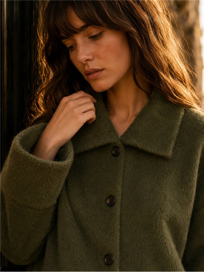 Chaqueta corta efecto pelo botones