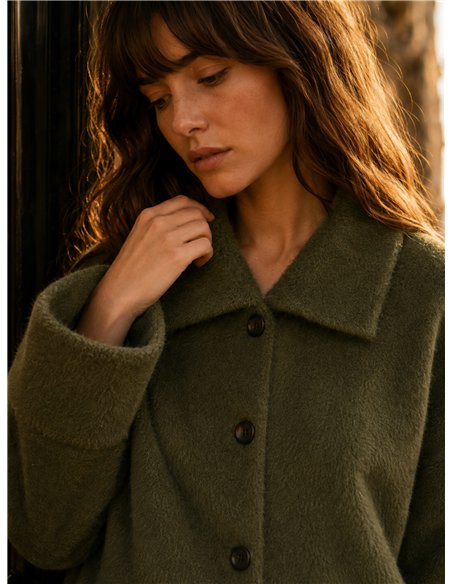 Chaqueta corta efecto pelo botones