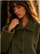 Chaqueta corta efecto pelo botones