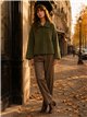 Chaqueta corta efecto pelo botones