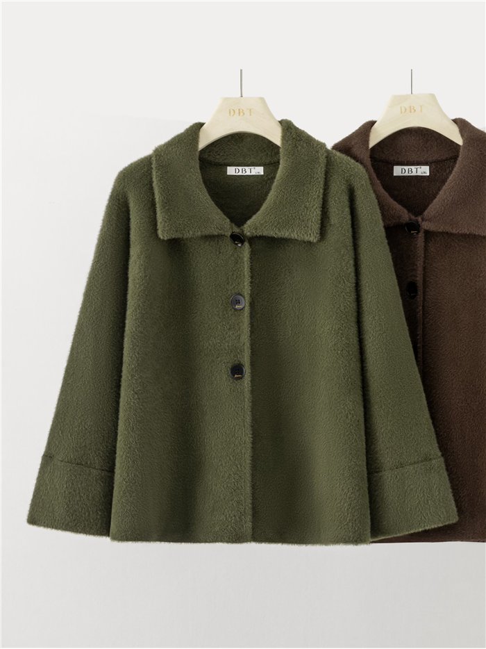 Chaqueta corta efecto pelo botones