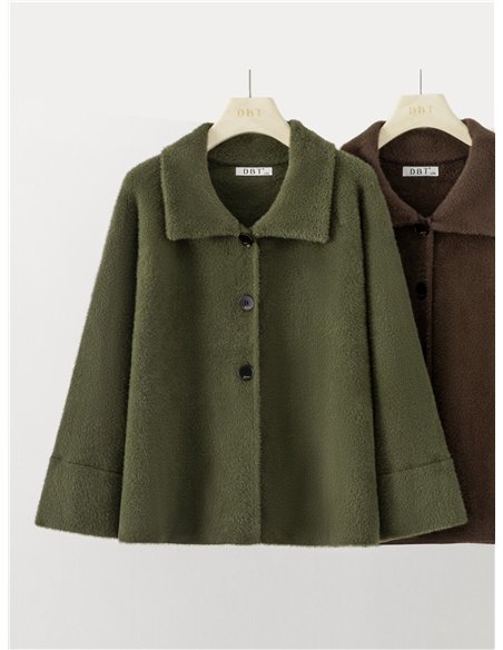 Chaqueta corta efecto pelo botones