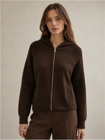 Chaqueta de punto capucha y bolsillos