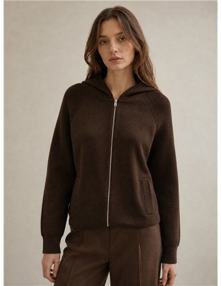 Chaqueta de punto capucha y bolsillos