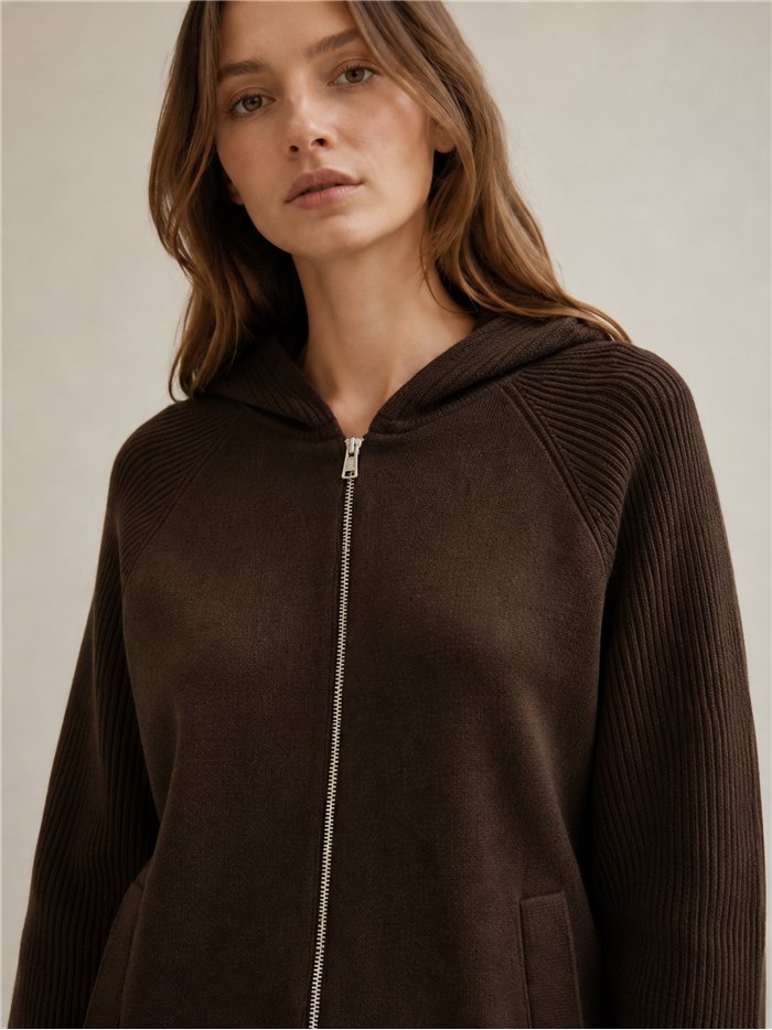 Chaqueta de punto capucha y bolsillos