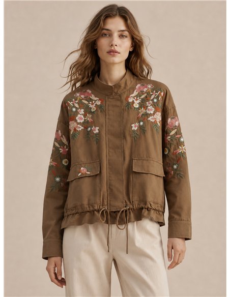 Jacke mit Blumenstickerei und gerafftem Saum