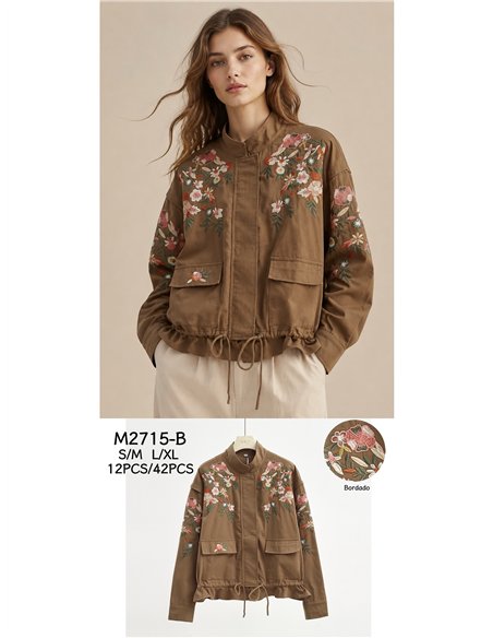 Jacke mit Blumenstickerei und gerafftem Saum