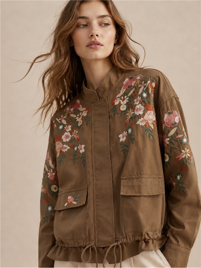 Jacke mit Blumenstickerei und gerafftem Saum